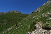 35 Per salire in Vindiolo seguo a sx la traccia in traverso verso il Passo del Vindiolo